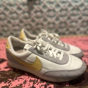 NIKE old school white and yellow sneakers Women’s Sz 8.5